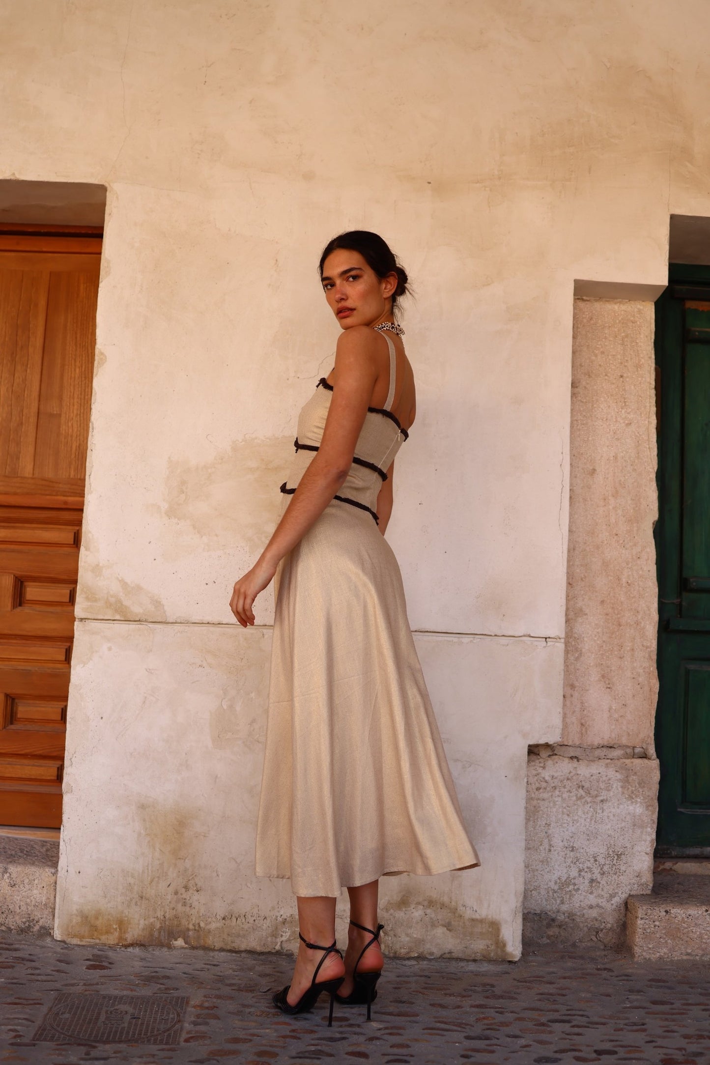 Vestido Arena lino falda midi elegante espalda