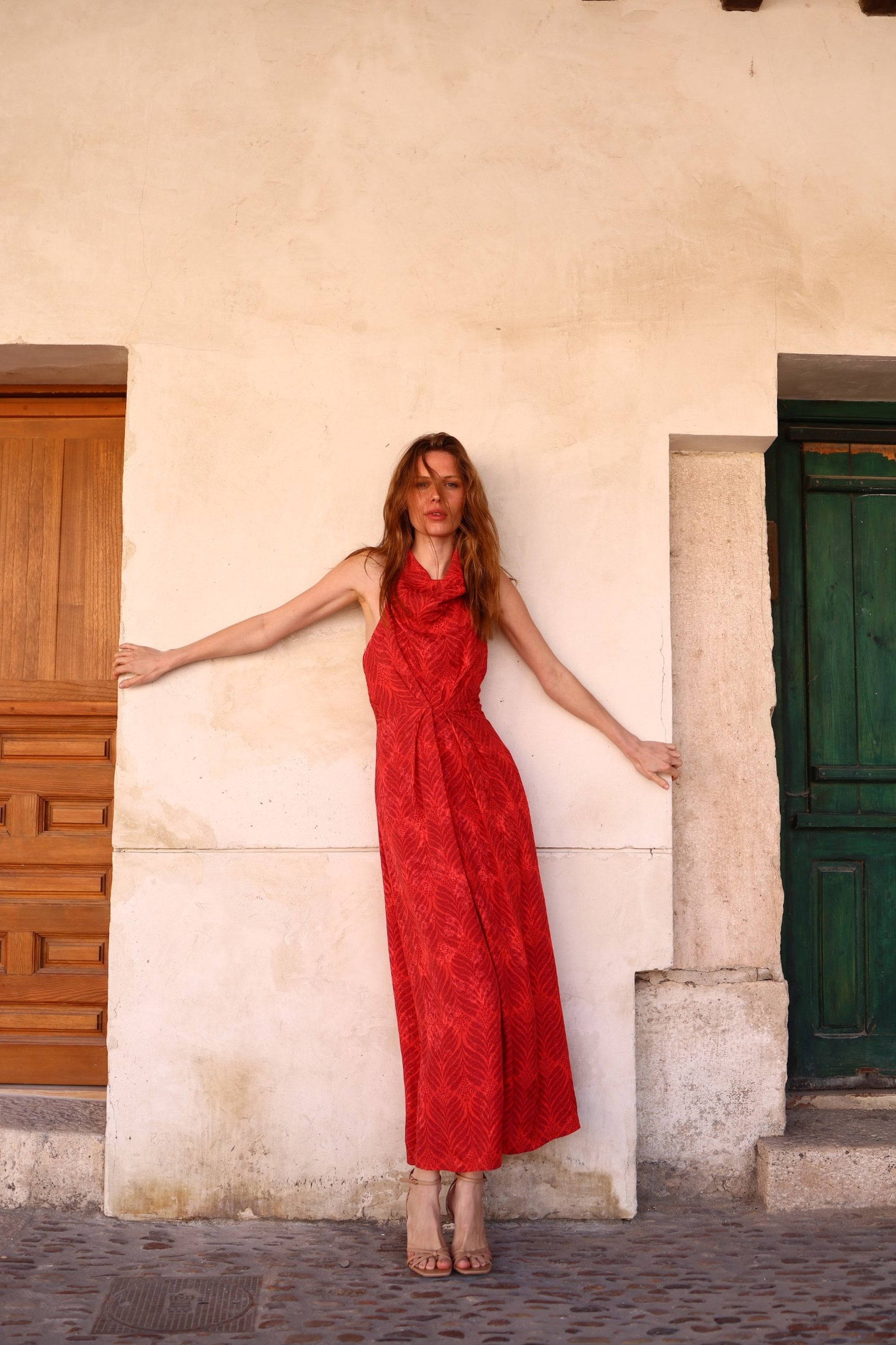 Vestido Nómade de viscosa rojo estampado hojas